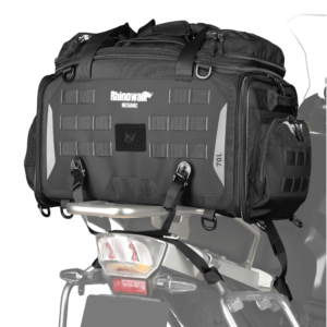 Maleta Rhinowalk 70L para moto instalada en parrilla trasera en Beemer Gear