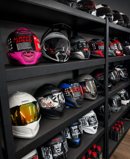 Texto alternativo: Estantería de cascos para moto en la tienda Beemer Gear